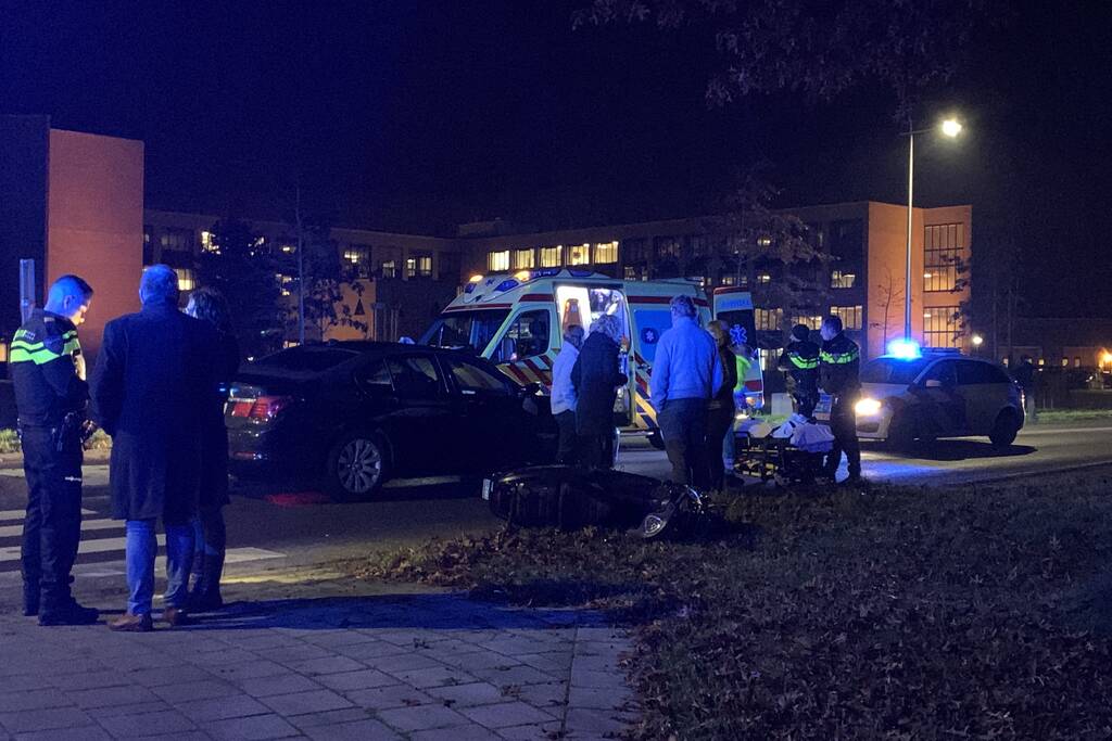 Scooterrijder gewond na aanrijding met personenauto