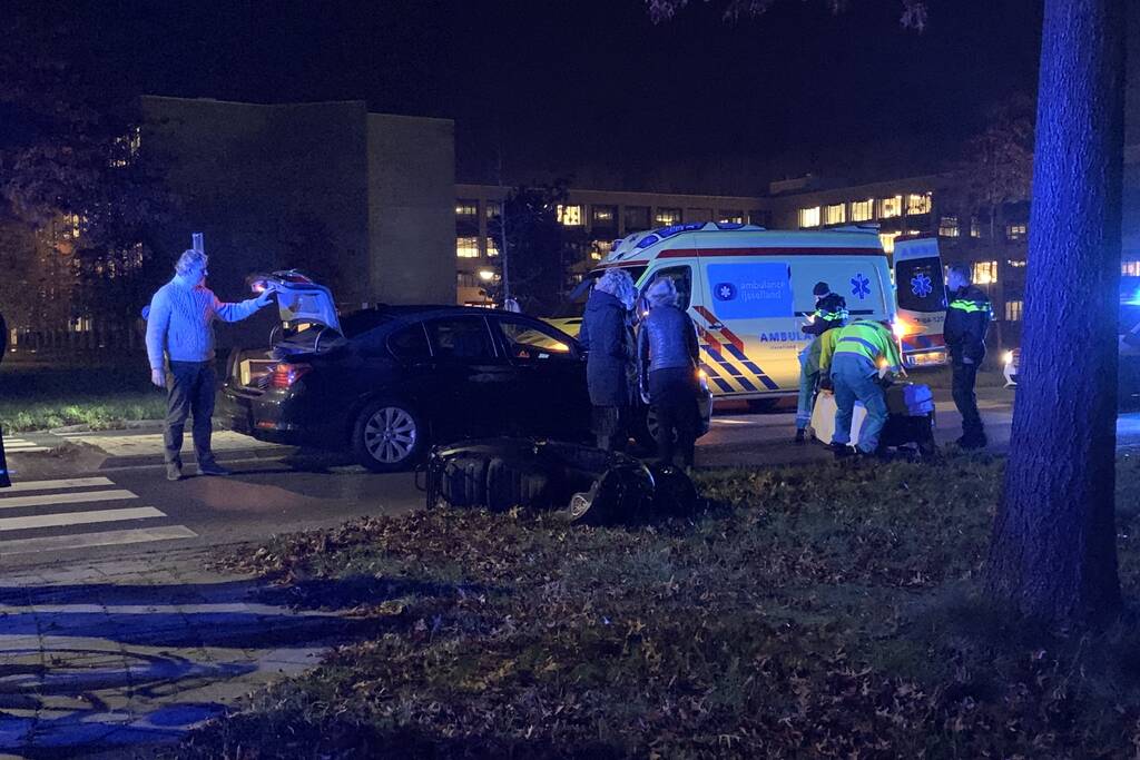 Scooterrijder gewond na aanrijding met personenauto