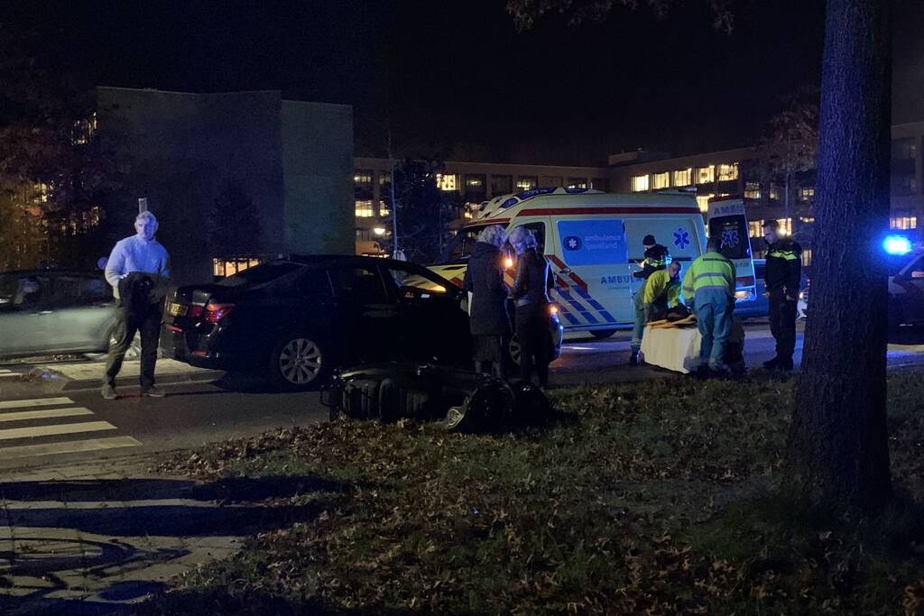 Scooterrijder gewond na aanrijding met personenauto