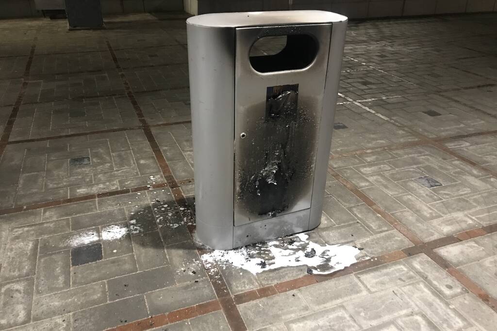 Afvalbak vat vlam op station