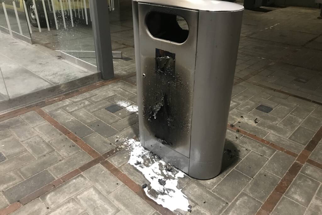 Afvalbak vat vlam op station