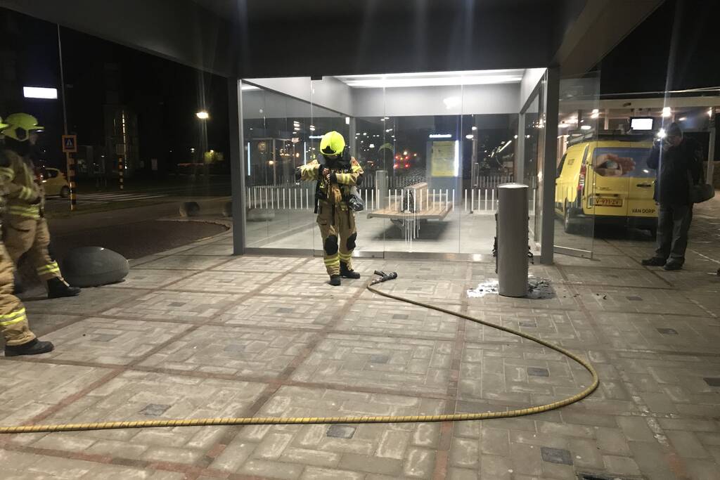 Afvalbak vat vlam op station