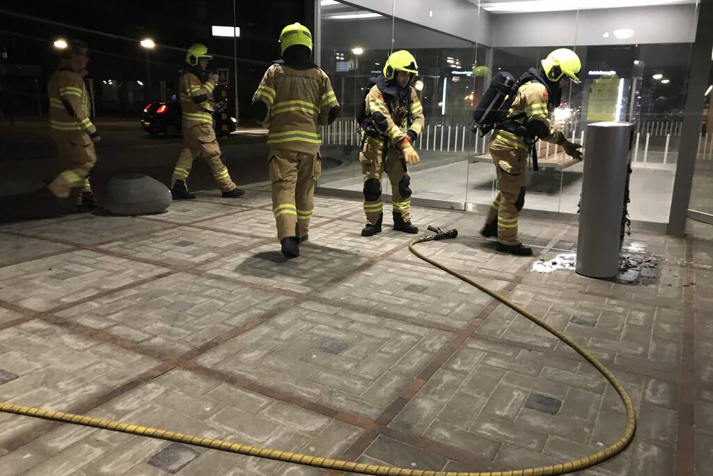 Afvalbak vat vlam op station