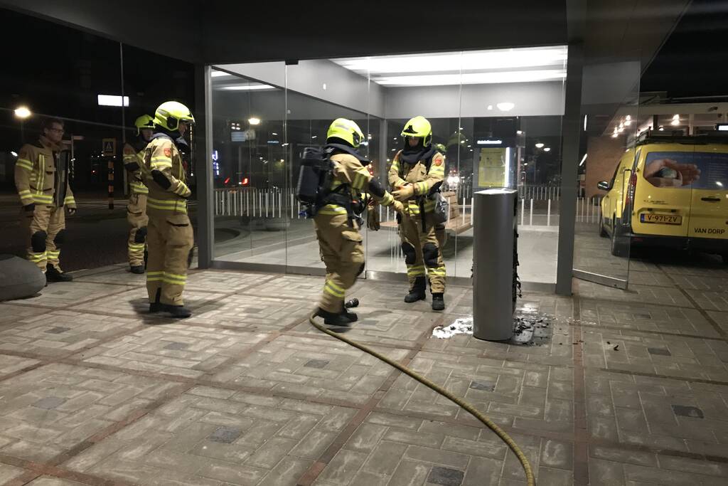 Afvalbak vat vlam op station