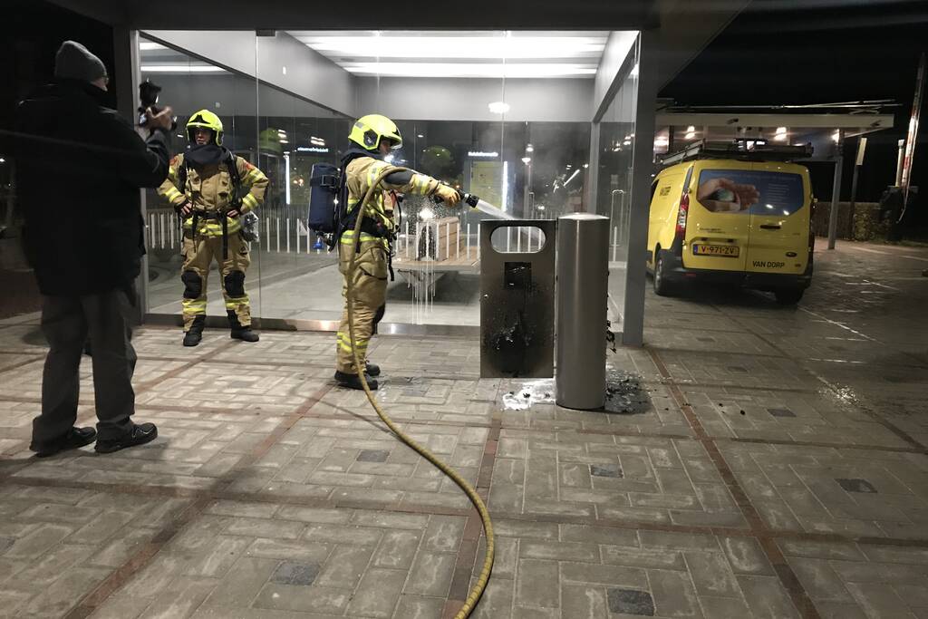 Afvalbak vat vlam op station
