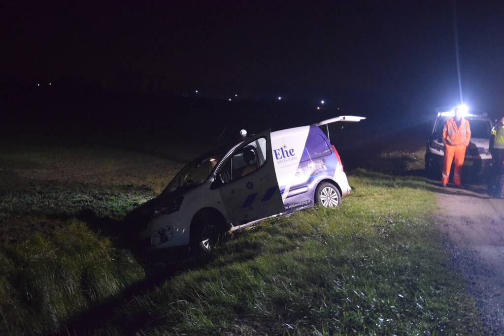 Busje van beveiligingsbedrijf belandt in sloot