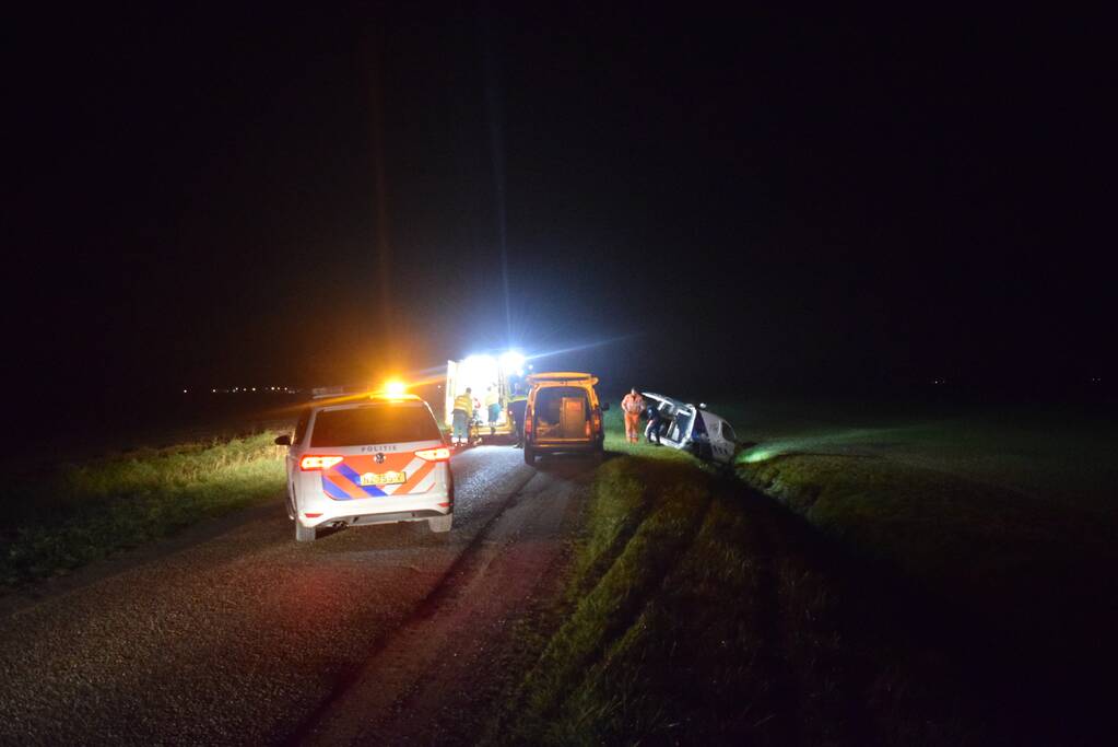 Busje van beveiligingsbedrijf belandt in sloot