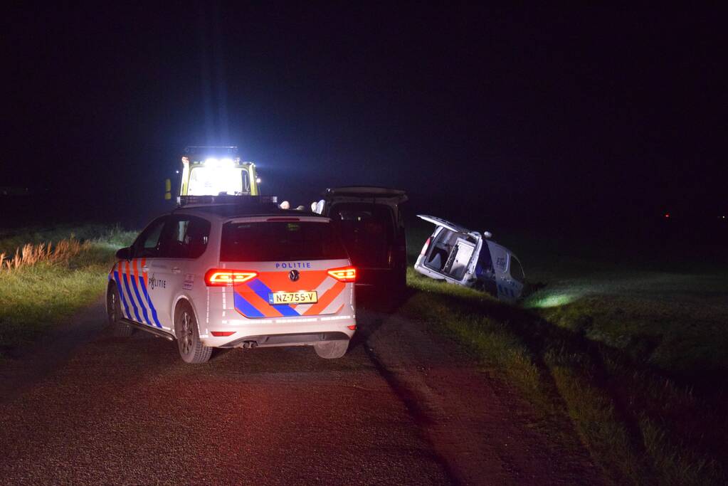 Busje van beveiligingsbedrijf belandt in sloot