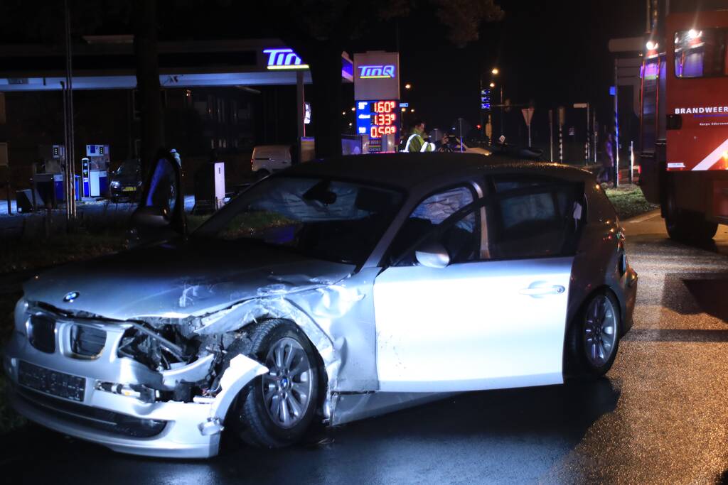 Flinke schade bij aanrijding op druk kruispunt