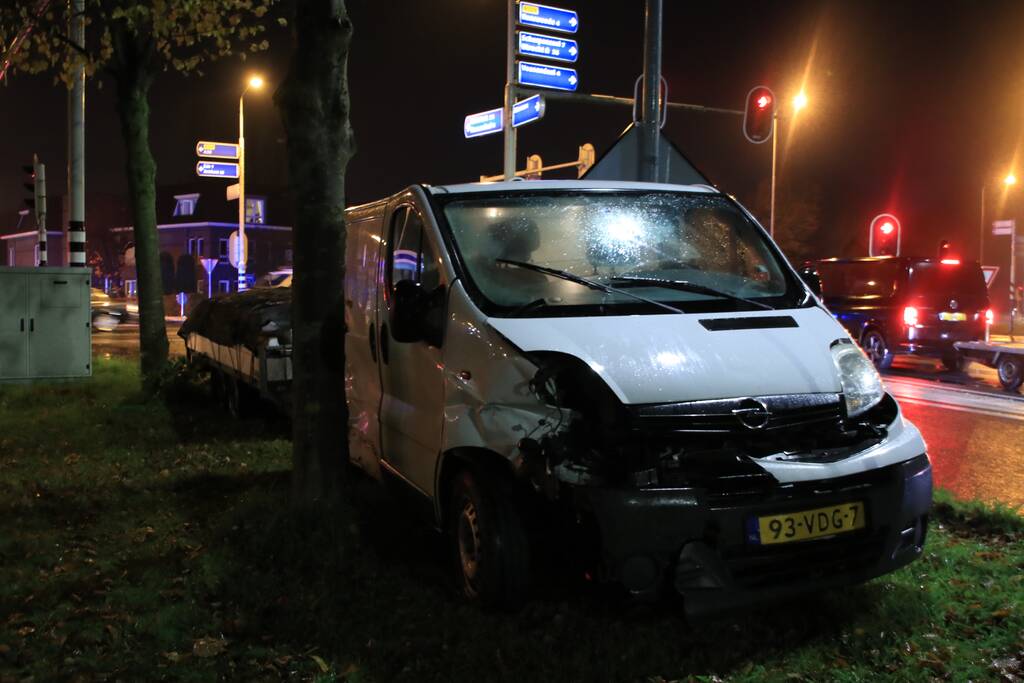 Flinke schade bij aanrijding op druk kruispunt
