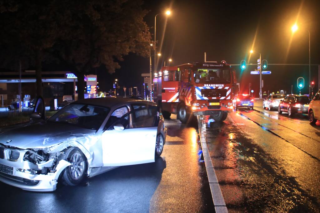 Flinke schade bij aanrijding op druk kruispunt