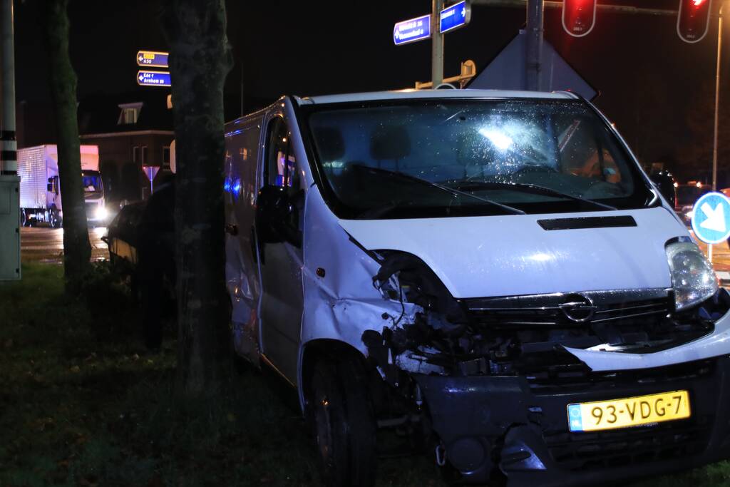 Flinke schade bij aanrijding op druk kruispunt