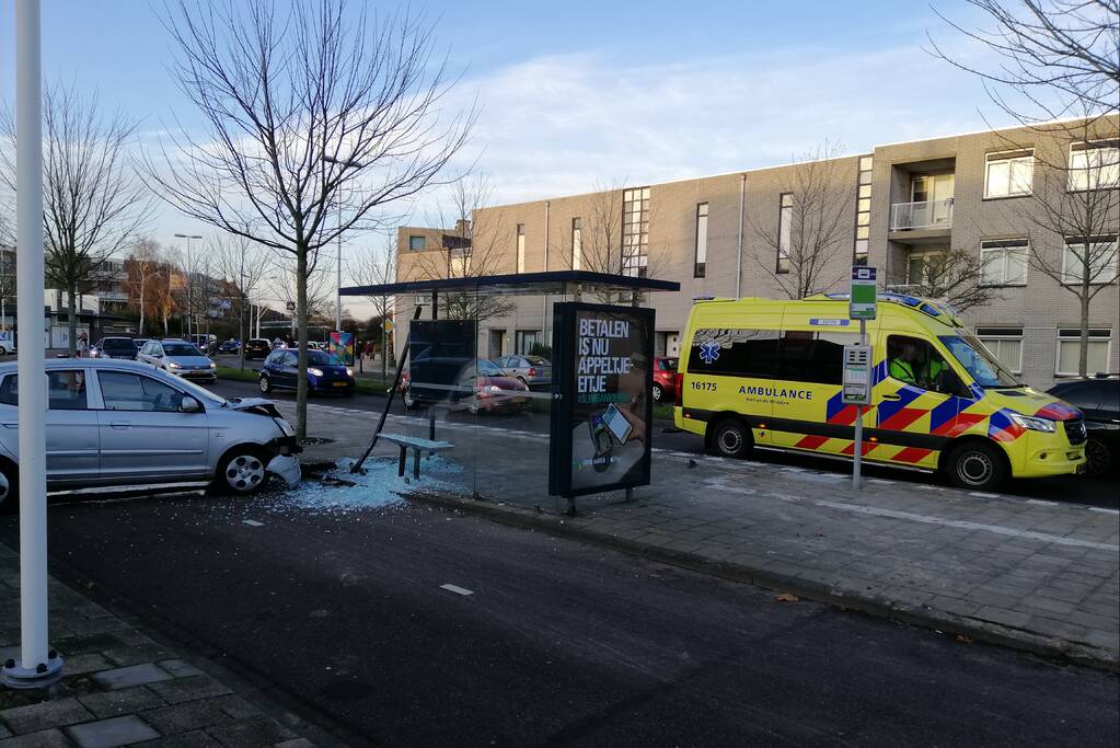 Bestuurster rijdt vanuit parkeervak bushokje aan diggelen