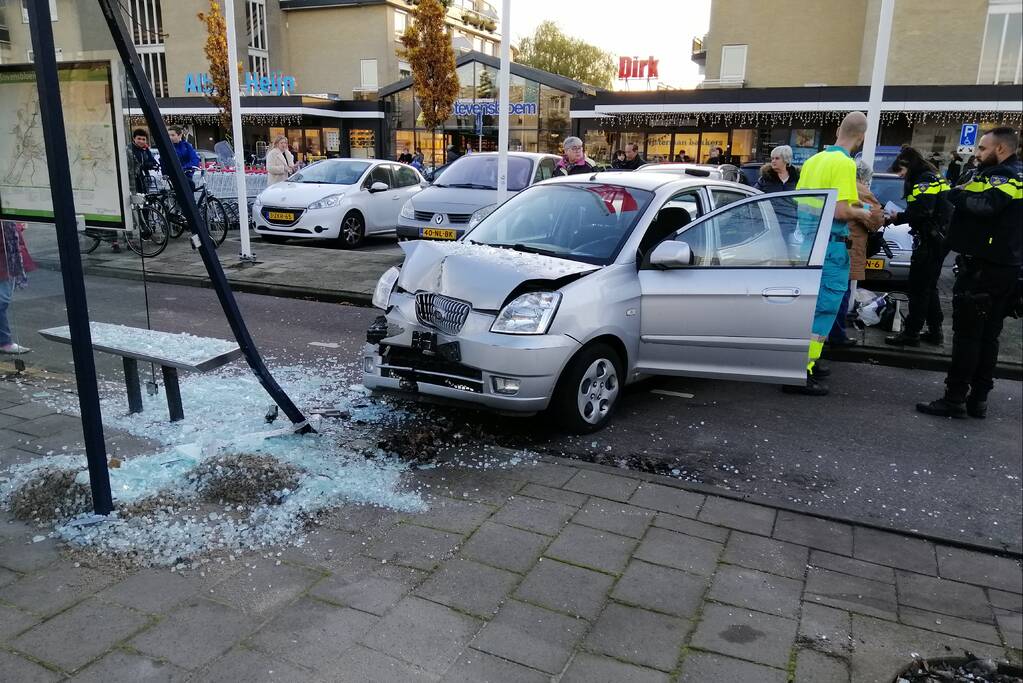 Bestuurster rijdt vanuit parkeervak bushokje aan diggelen