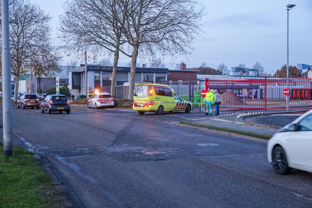 Scooterrijder gaat hard onderuit bedrijventerrein Isselt