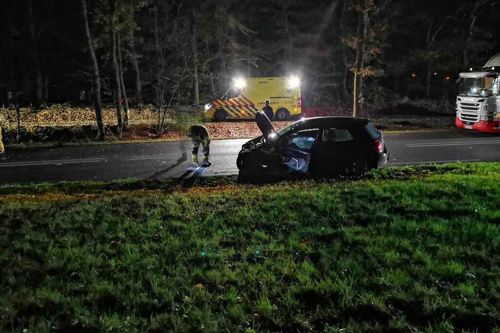 Gewonden na frontale botsing tussen personenbus en auto