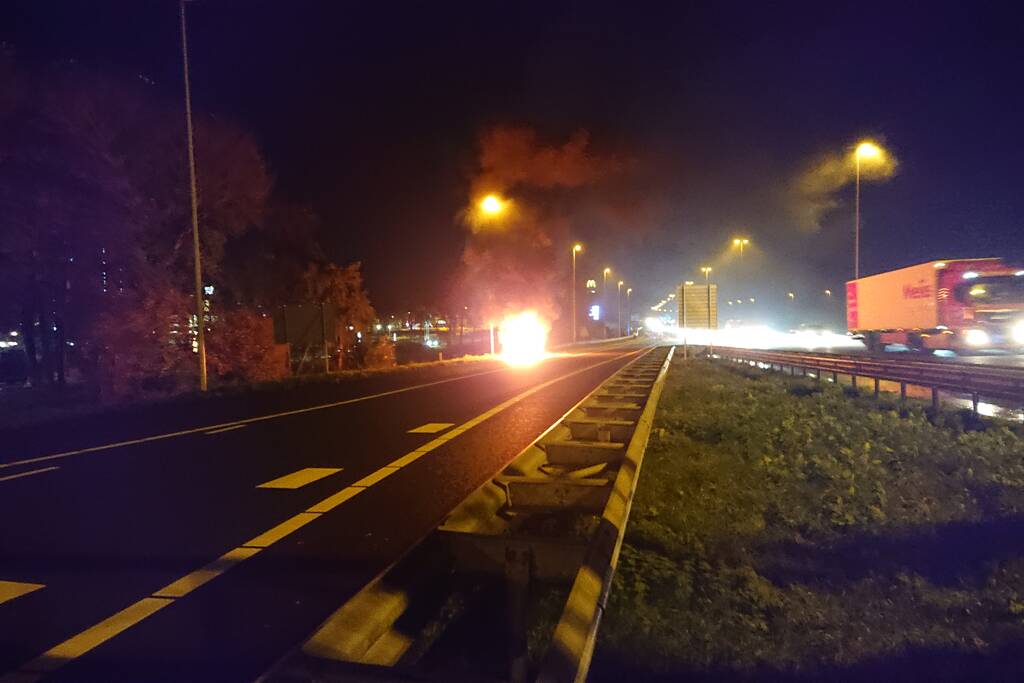 Auto in brand op afrit snelweg