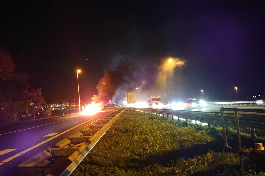 Auto in brand op afrit snelweg