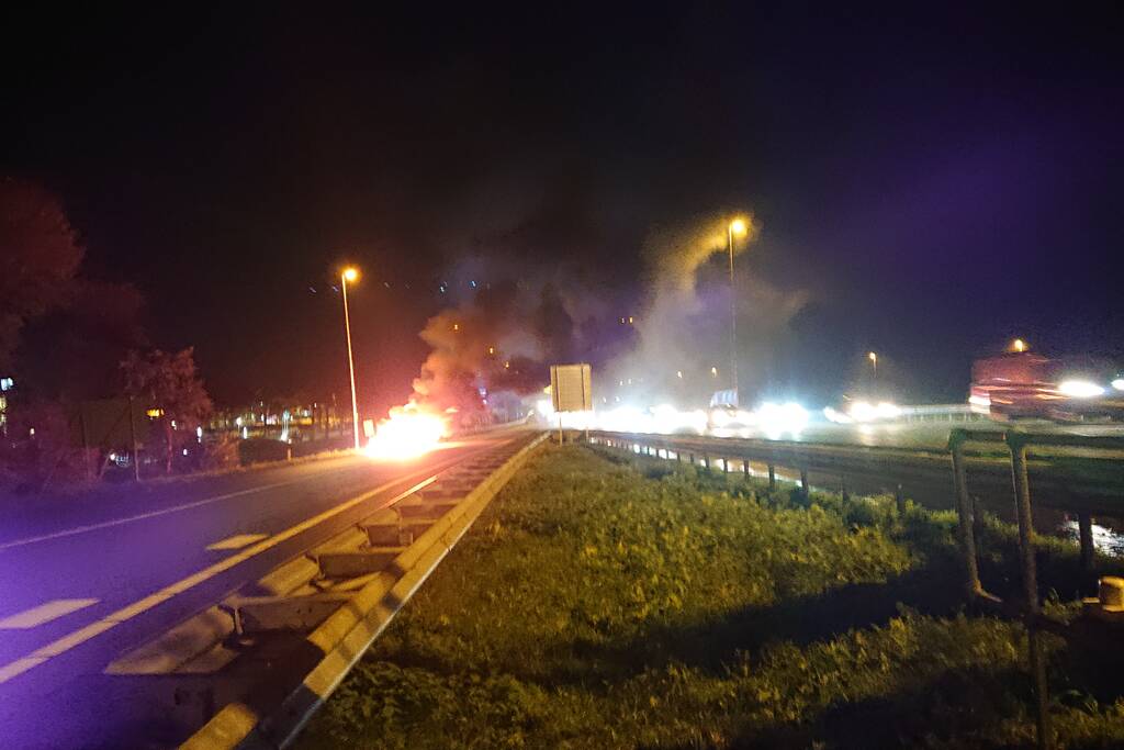 Auto in brand op afrit snelweg