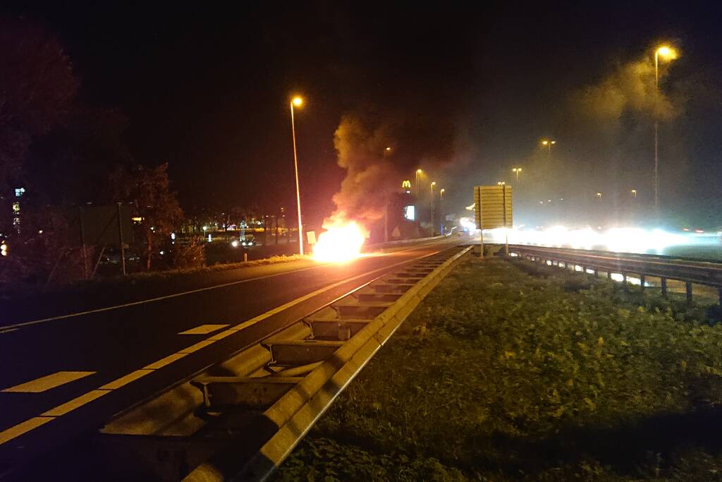 Auto in brand op afrit snelweg