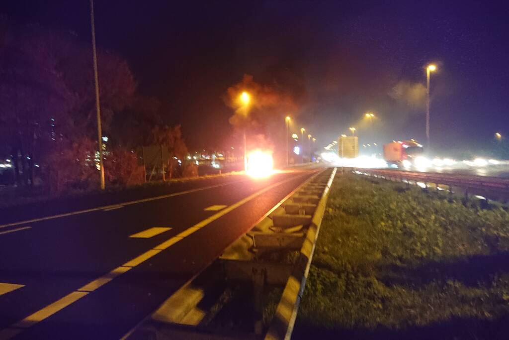 Auto in brand op afrit snelweg