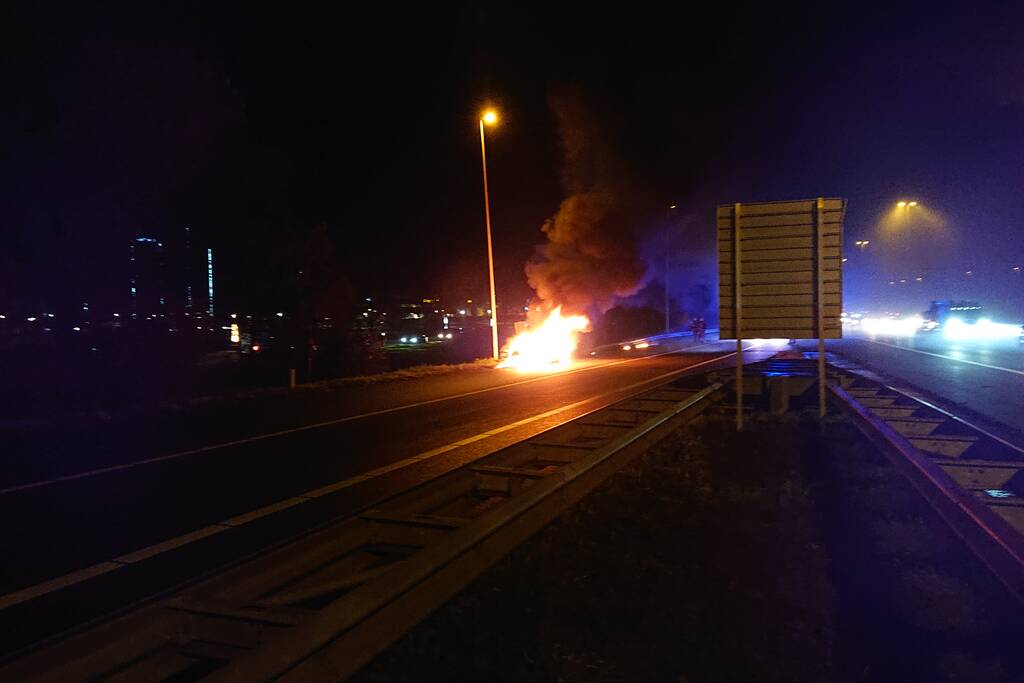 Auto in brand op afrit snelweg