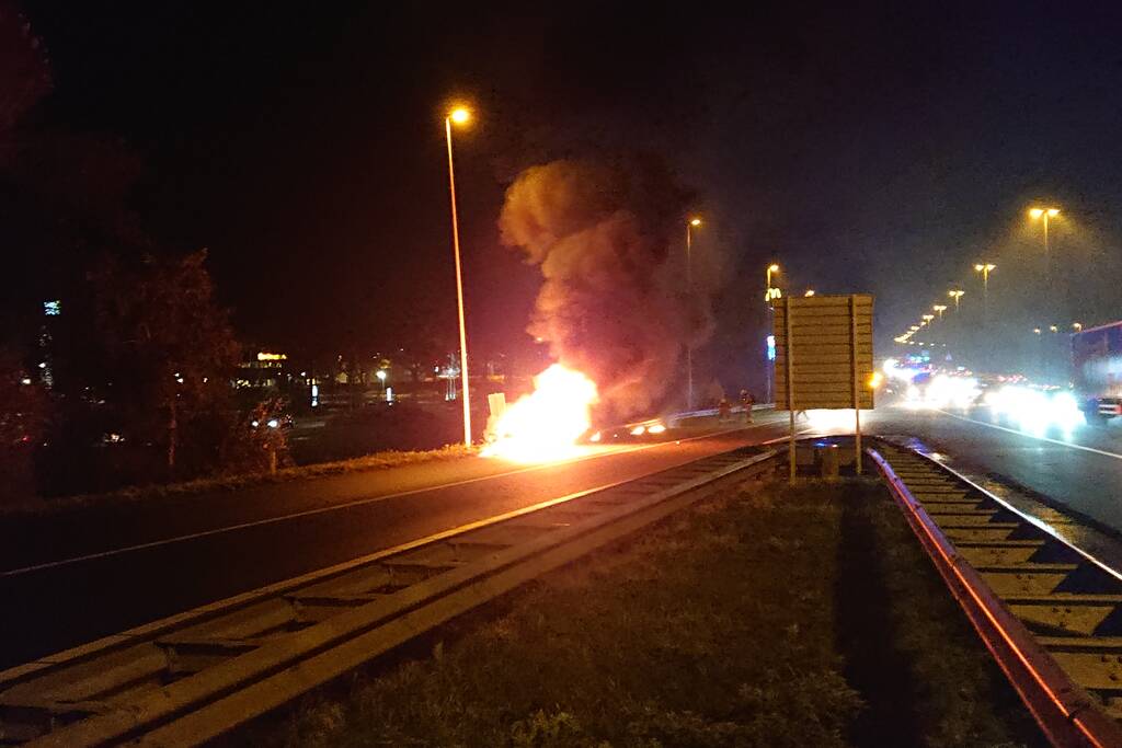 Auto in brand op afrit snelweg