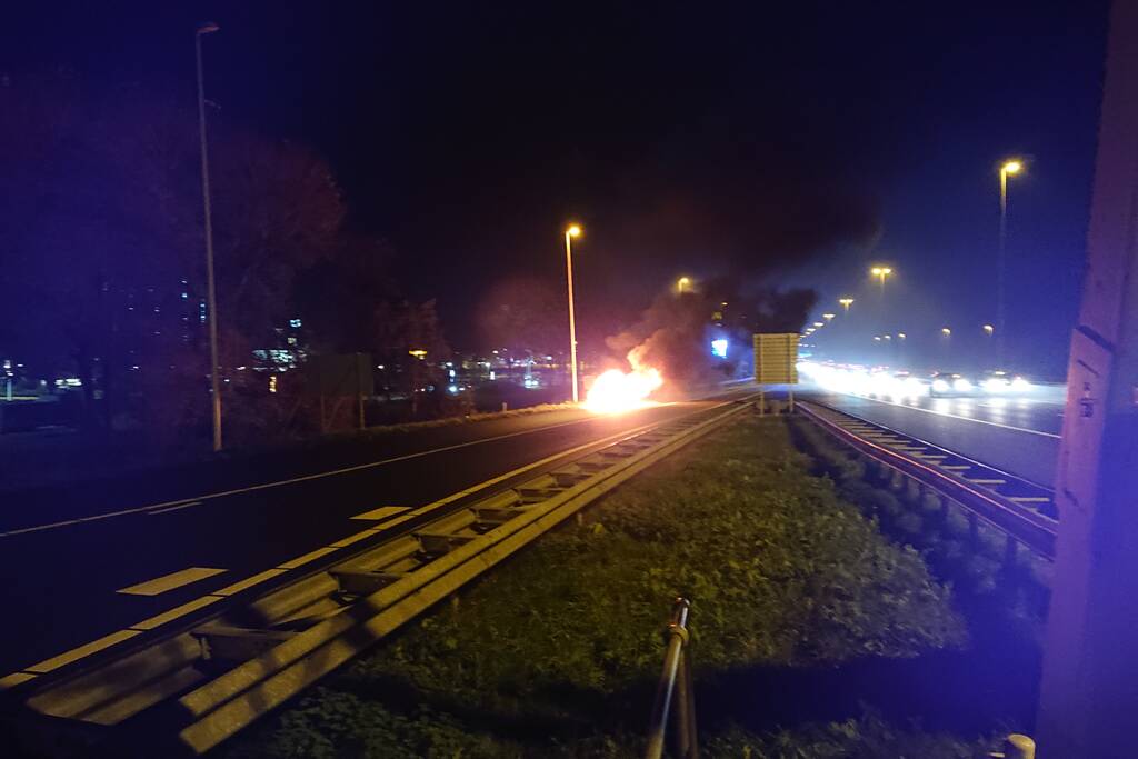 Auto in brand op afrit snelweg