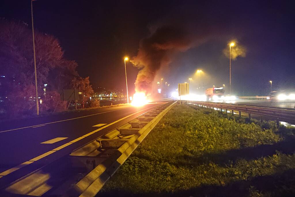 Auto in brand op afrit snelweg