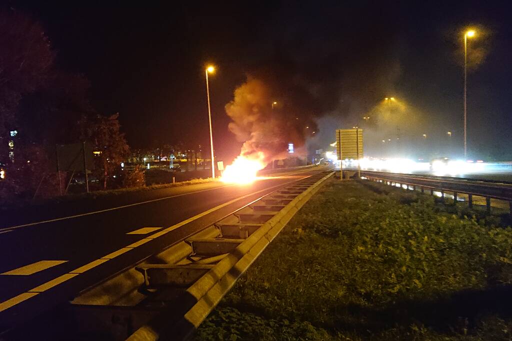 Auto in brand op afrit snelweg