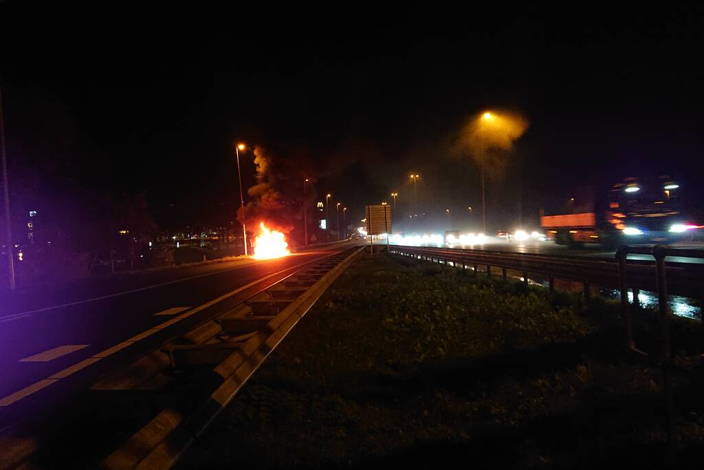 Auto in brand op afrit snelweg