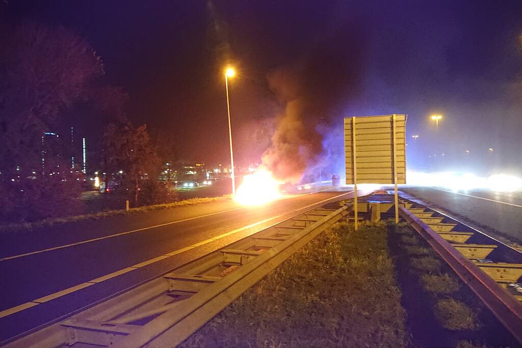 Auto in brand op afrit snelweg
