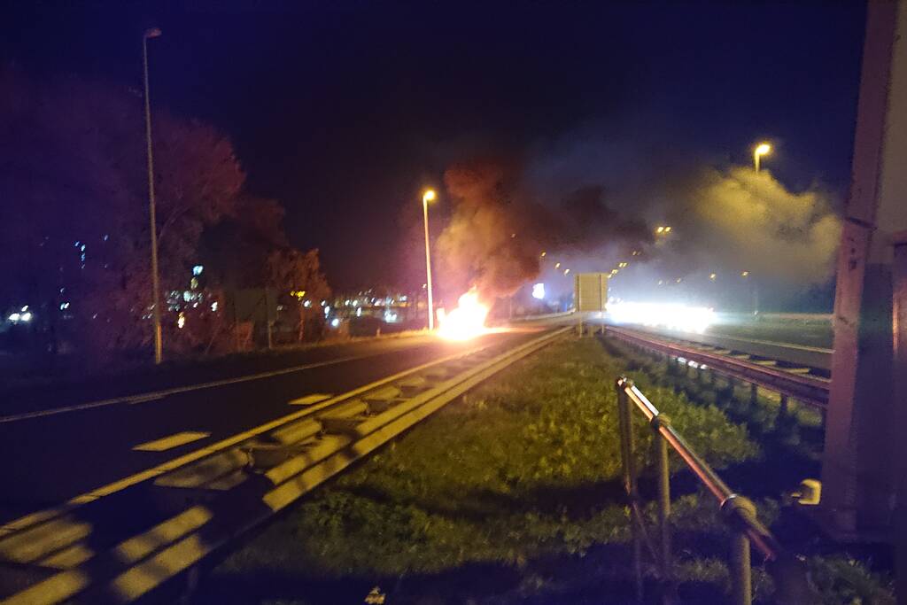 Auto in brand op afrit snelweg