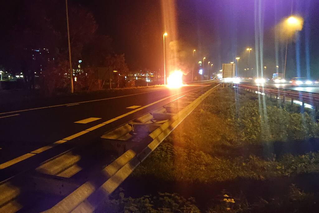Auto in brand op afrit snelweg