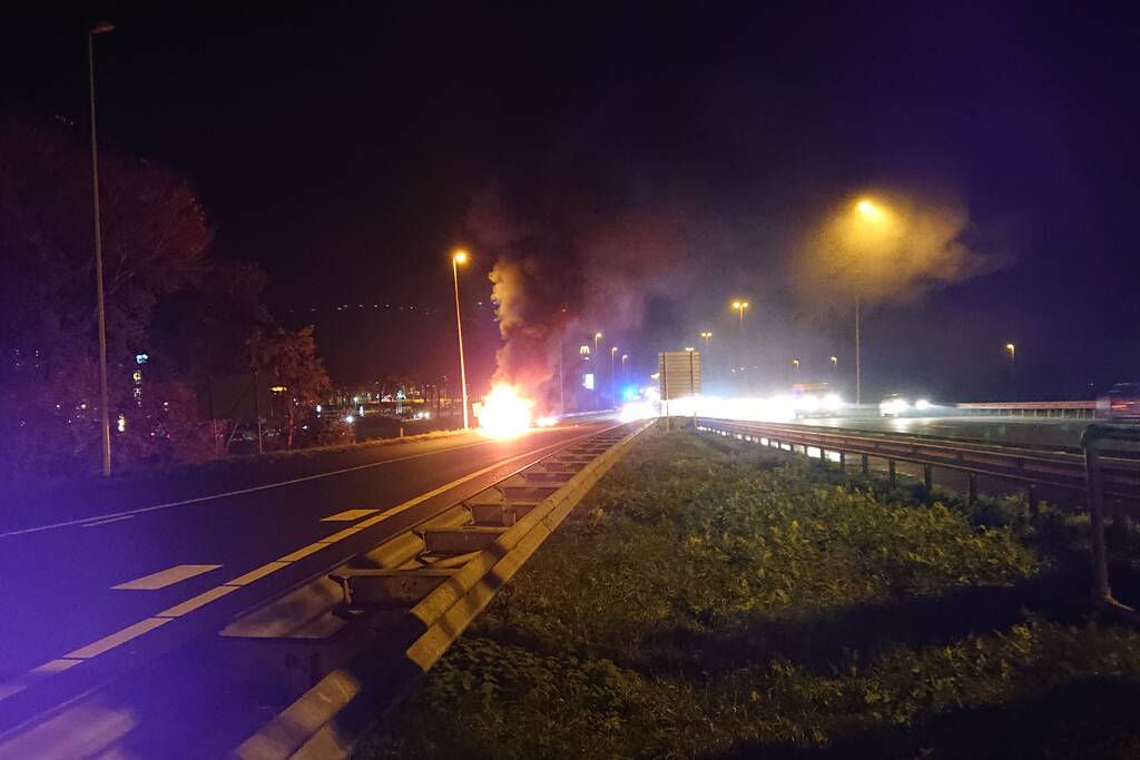 Auto in brand op afrit snelweg