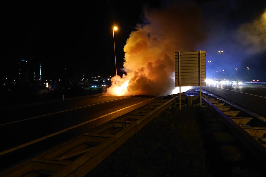 Auto in brand op afrit snelweg