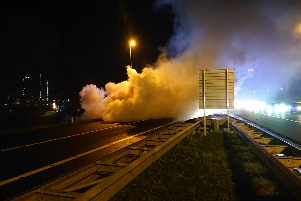 Auto in brand op afrit snelweg