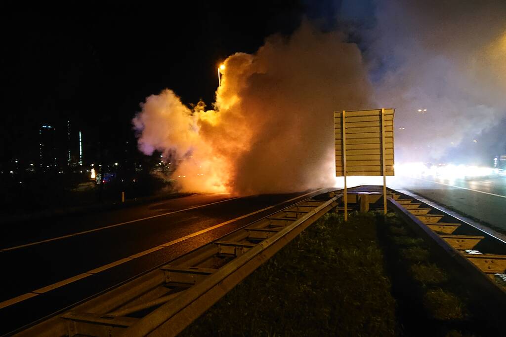 Auto in brand op afrit snelweg