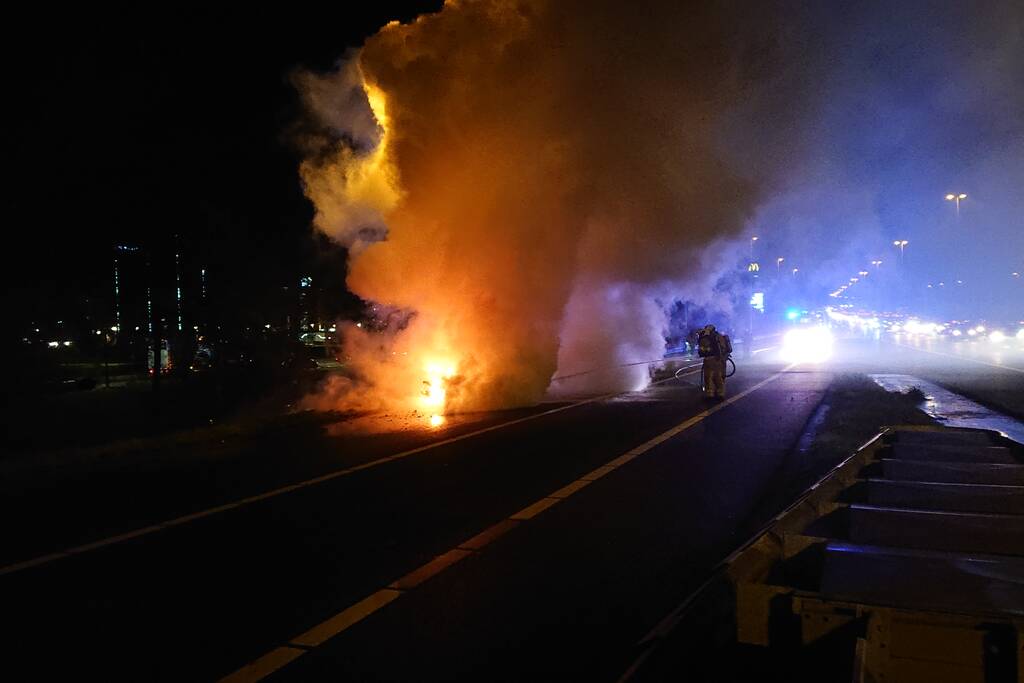 Auto in brand op afrit snelweg