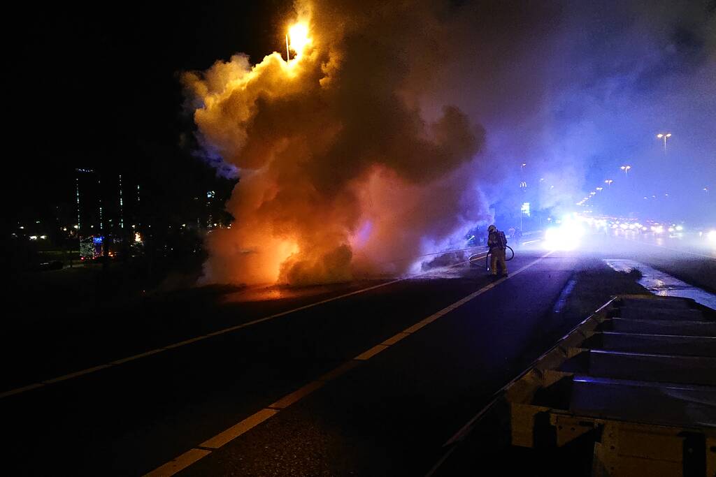 Auto in brand op afrit snelweg