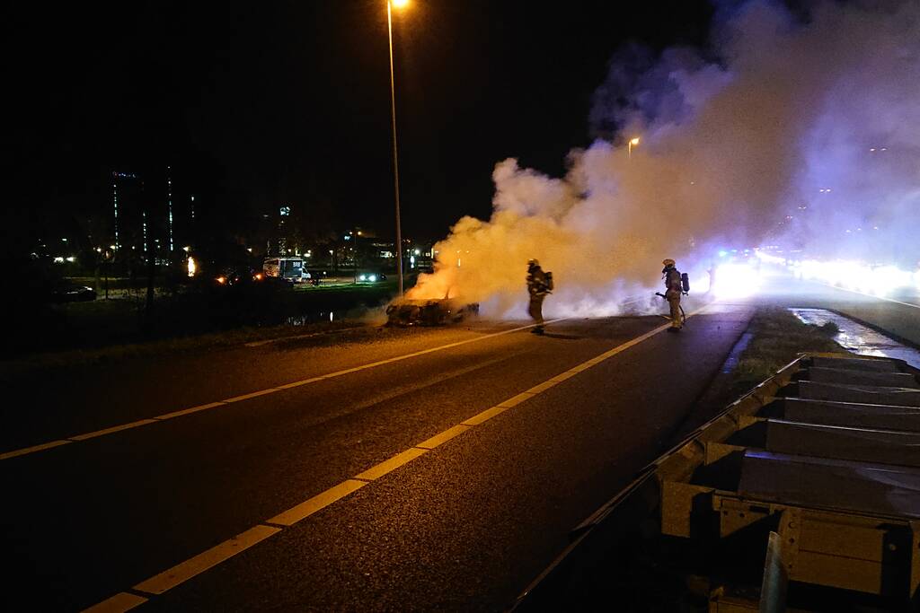 Auto in brand op afrit snelweg