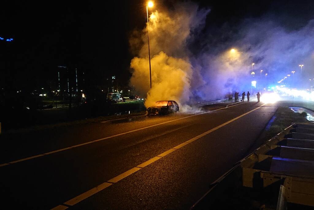 Auto in brand op afrit snelweg