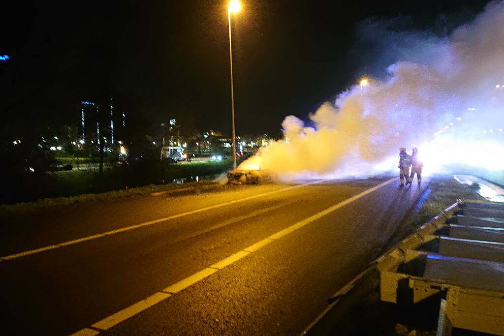 Auto in brand op afrit snelweg