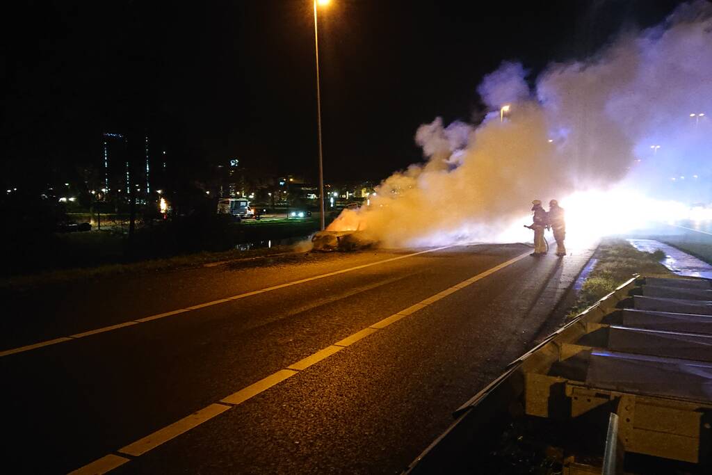 Auto in brand op afrit snelweg