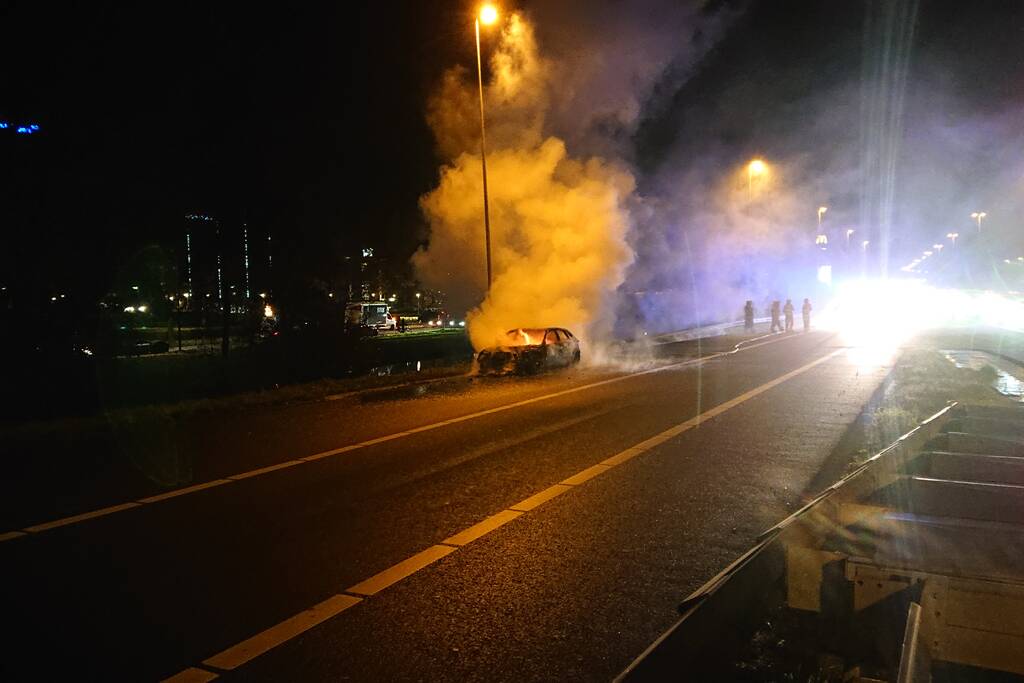 Auto in brand op afrit snelweg