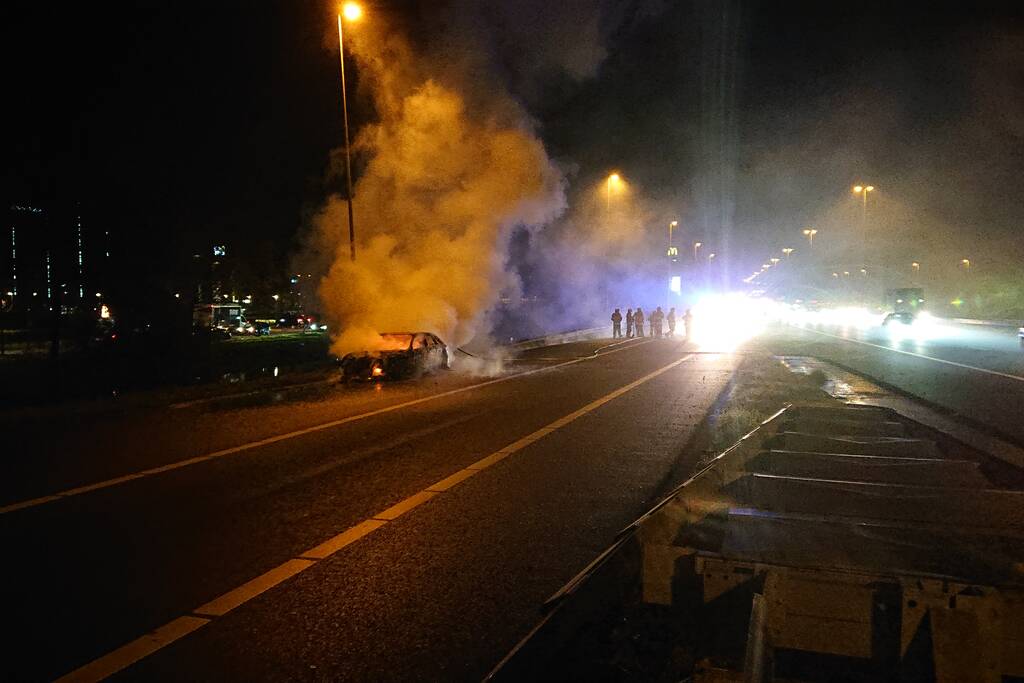 Auto in brand op afrit snelweg
