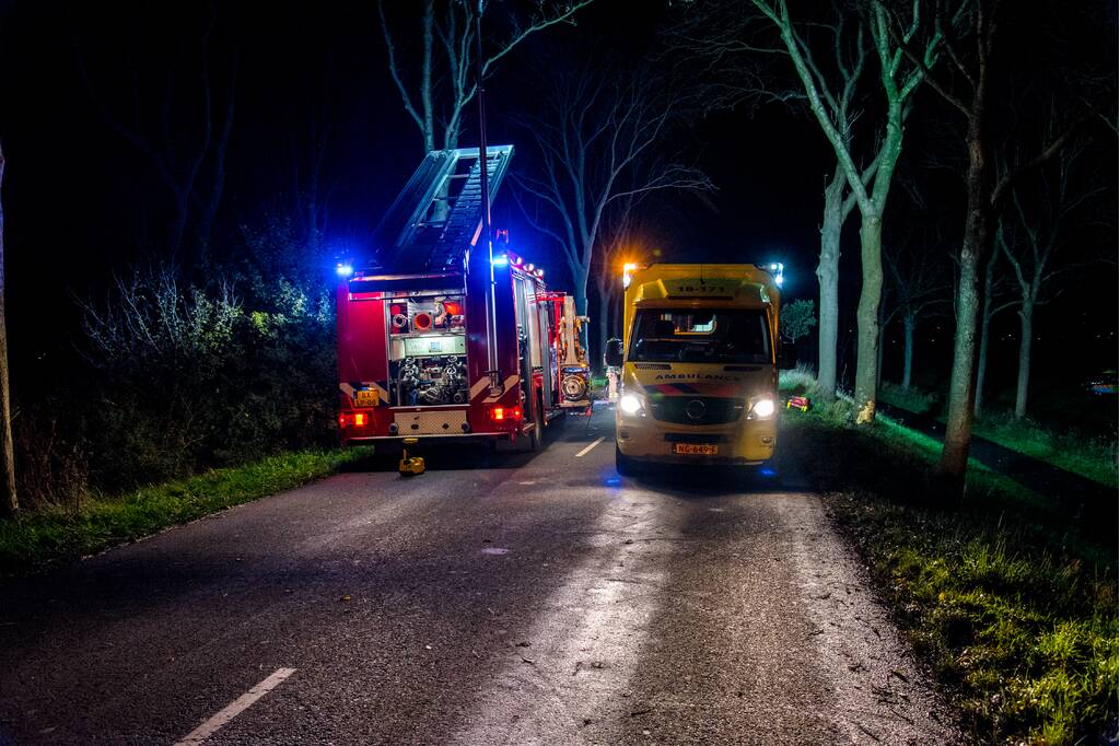 Zwaargewonde na eenzijdige botsing tegen boom