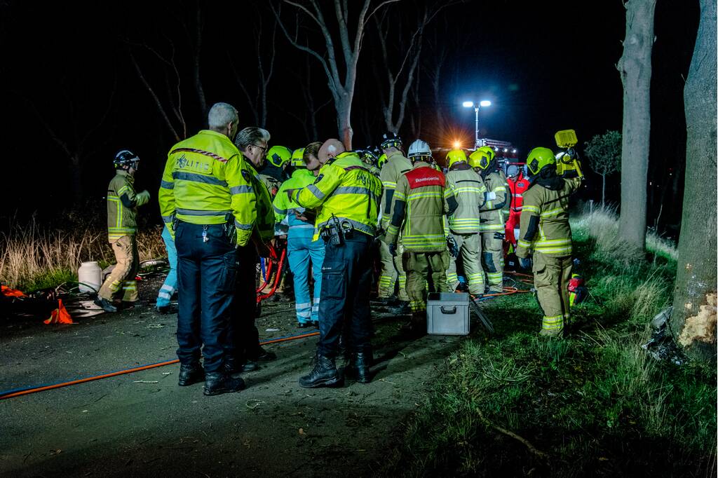 Zwaargewonde na eenzijdige botsing tegen boom