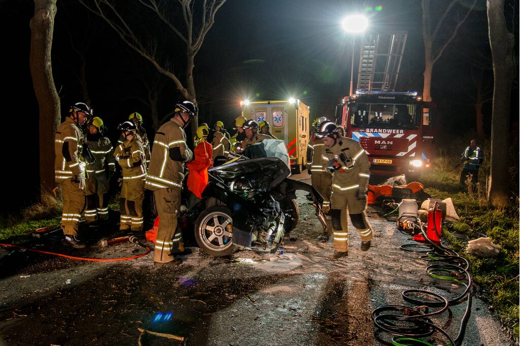 Zwaargewonde na eenzijdige botsing tegen boom