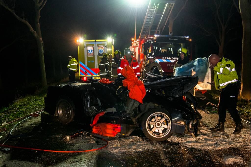Zwaargewonde na eenzijdige botsing tegen boom